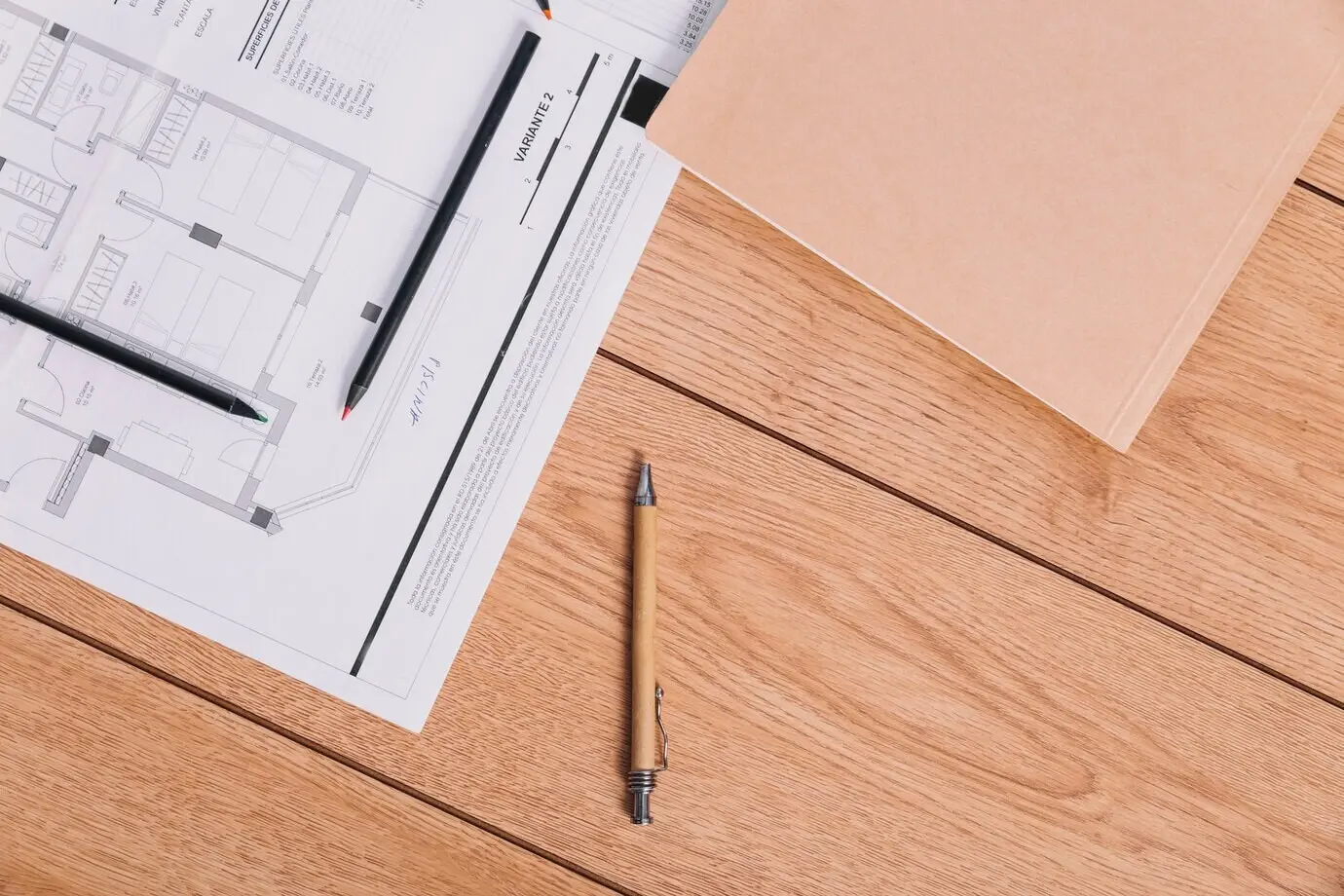 Bolígrafo cerca de borradores