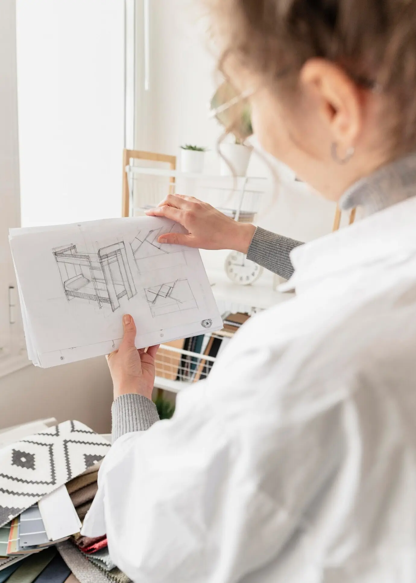 Primer plano de una mujer sosteniendo un proyecto